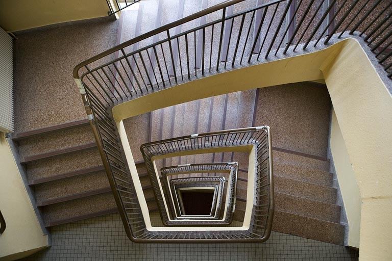 Bâtiment D : internat. Vue plongeante de l'escalier. © Yves Sancey / Région Bourgogne-Franche-Comté, Inventaire du patrimoine - 2007