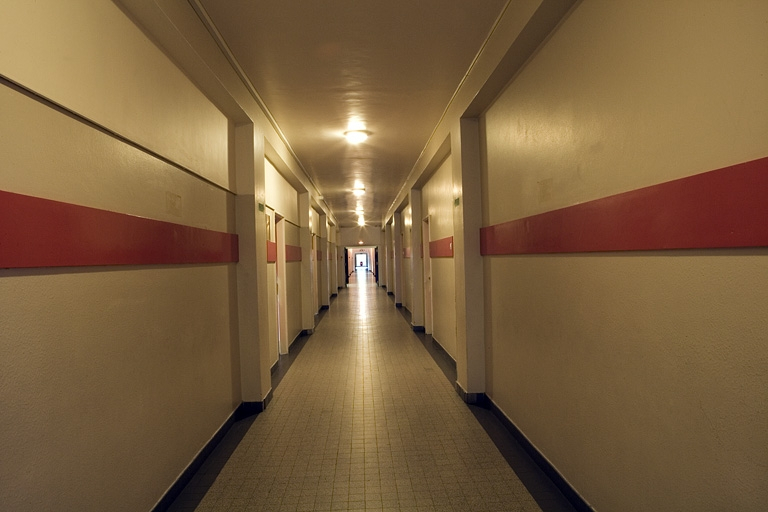 Bâtiment A. Vue couloir. © Yves Sancey / Région Bourgogne-Franche-Comté, Inventaire du patrimoine - 2007