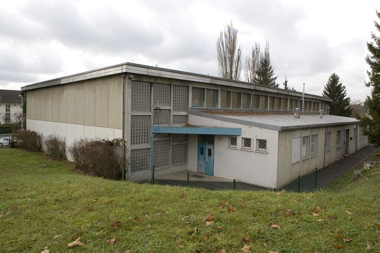 Bâtiment F1. Vue de trois quarts gauche du gymnase. © Yves Sancey / Région Bourgogne-Franche-Comté, Inventaire du patrimoine - 2007