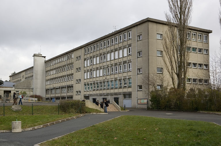 Bâtiment A. Vue de trois quarts droit du bâtiment d'externat. © Yves Sancey / Région Bourgogne-Franche-Comté, Inventaire du patrimoine - 2007