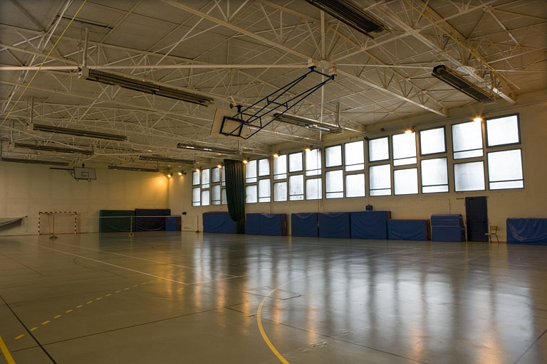 Bâtiment F1. Vue intérieure gymnase. © Yves Sancey / Région Bourgogne-Franche-Comté, Inventaire du patrimoine - 2007