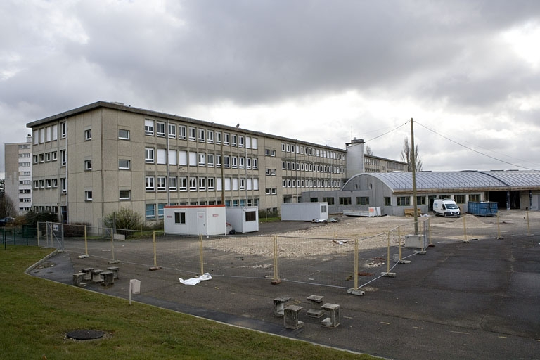 Vue de trois quarts gauche du bâtiment A et bâtiment en construction. © Yves Sancey / Région Bourgogne-Franche-Comté, Inventaire du patrimoine - 2007