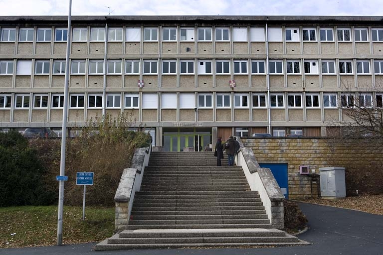Façade postérieure du bâtiment A. Vue de l'ancienne entrée. © Yves Sancey / Région Bourgogne-Franche-Comté, Inventaire du patrimoine - 2007