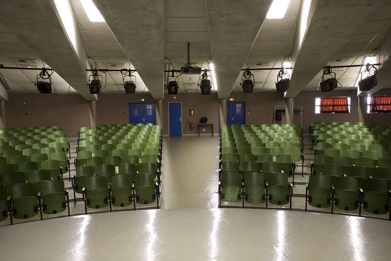 Bâtiment B. Vue de l'amphithéâtre depuis la scène. © Yves Sancey / Région Bourgogne-Franche-Comté, Inventaire du patrimoine - 2007
