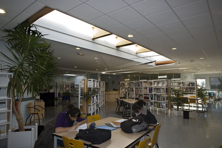 Bâtiment A. Vue intérieure du CDI. © Yves Sancey / Région Bourgogne-Franche-Comté, Inventaire du patrimoine - 2007