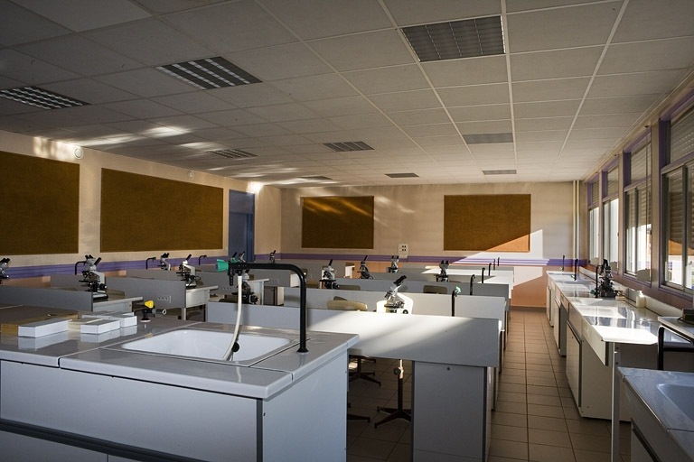 Bâtiment C. Vue d'un laboratoire pour les filières ST2S. © Yves Sancey / Région Bourgogne-Franche-Comté, Inventaire du patrimoine - 2007