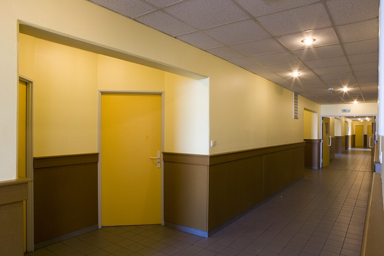 Bâtiment B. Vue du couloir. © Yves Sancey / Région Bourgogne-Franche-Comté, Inventaire du patrimoine - 2007