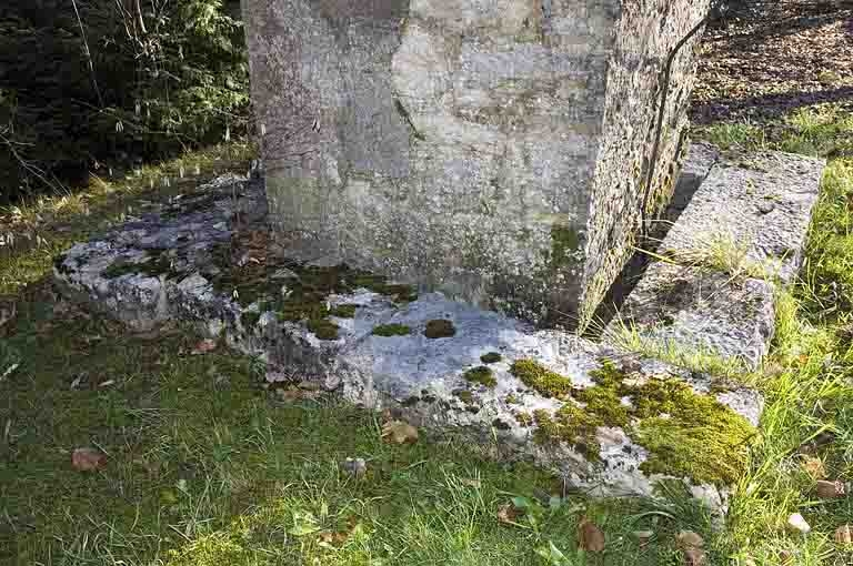 Mire sud de la lunette méridienne, pilier sud : fossé de stabilisation à la base du pilier. © Jérôme Mongreville / Région Bourgogne-Franche-Comté, Inventaire du patrimoine - 2007 Mire sud de la lunette méridienne, pilier sud : fossé de stabilisation à la base du pilier. © Jérôme Mongreville / Région Bourgogne-Franche-Comté, Inventaire du patrimoine - 2007