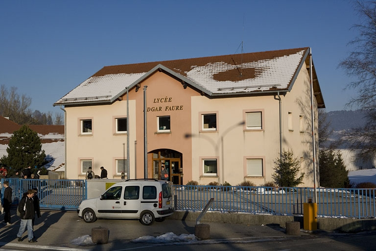 Site récent : l'entrée (administration et conciergerie). © Yves Sancey / Région Bourgogne-Franche-Comté, Inventaire du patrimoine - 2007 Site récent : l'entrée (administration et conciergerie). © Yves Sancey / Région Bourgogne-Franche-Comté, Inventaire du patrimoine - 2007