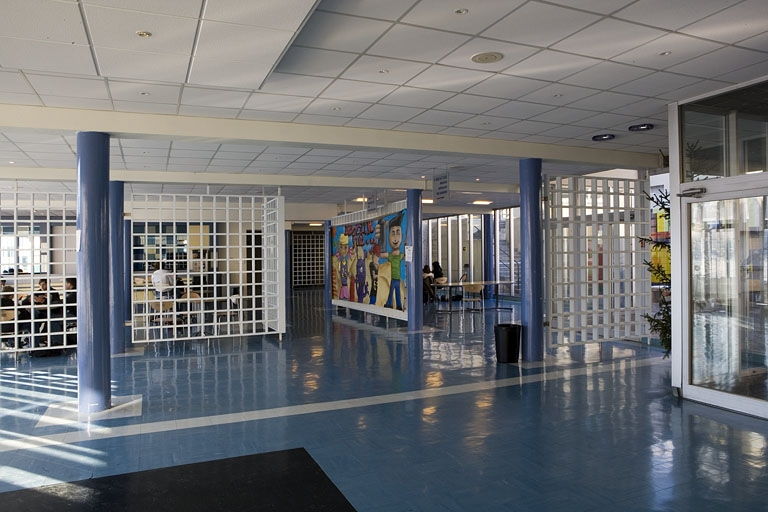 Site récent, bâtiment des salles d'informatique et du pôle bijouterie : cafétéria. © Yves Sancey / Région Bourgogne-Franche-Comté, Inventaire du patrimoine - 2007 Site récent, bâtiment des salles d'informatique et du pôle bijouterie : cafétéria. © Yves Sancey / Région Bourgogne-Franche-Comté, Inventaire du patrimoine - 2007