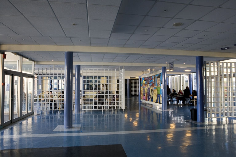 Site récent, bâtiment des salles d'informatique et du pôle bijouterie : cafétéria. © Yves Sancey / Région Bourgogne-Franche-Comté, Inventaire du patrimoine - 2007 Site récent, bâtiment des salles d'informatique et du pôle bijouterie : cafétéria. © Yves Sancey / Région Bourgogne-Franche-Comté, Inventaire du patrimoine - 2007