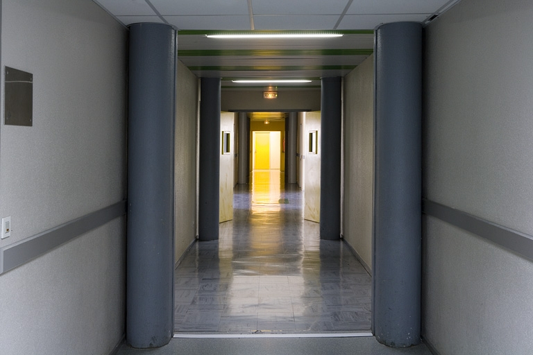 Site récent, bâtiment des laboratoires et du pôle bijouterie : couloir. © Yves Sancey / Région Bourgogne-Franche-Comté, Inventaire du patrimoine - 2007 Site récent, bâtiment des laboratoires et du pôle bijouterie : couloir. © Yves Sancey / Région Bourgogne-Franche-Comté, Inventaire du patrimoine - 2007