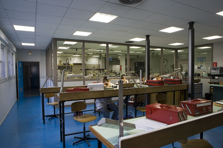 Site récent, atelier d'horlogerie : intérieur, avec élèves. © Yves Sancey / Région Bourgogne-Franche-Comté, Inventaire du patrimoine - 2007 Site récent, atelier d'horlogerie : intérieur, avec élèves. © Yves Sancey / Région Bourgogne-Franche-Comté, Inventaire du patrimoine - 2007