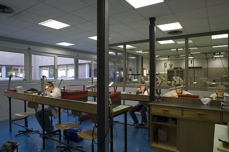 Site récent, atelier d'horlogerie : intérieur, avec élèves. © Yves Sancey / Région Bourgogne-Franche-Comté, Inventaire du patrimoine - 2007 Site récent, atelier d'horlogerie : intérieur, avec élèves. © Yves Sancey / Région Bourgogne-Franche-Comté, Inventaire du patrimoine - 2007