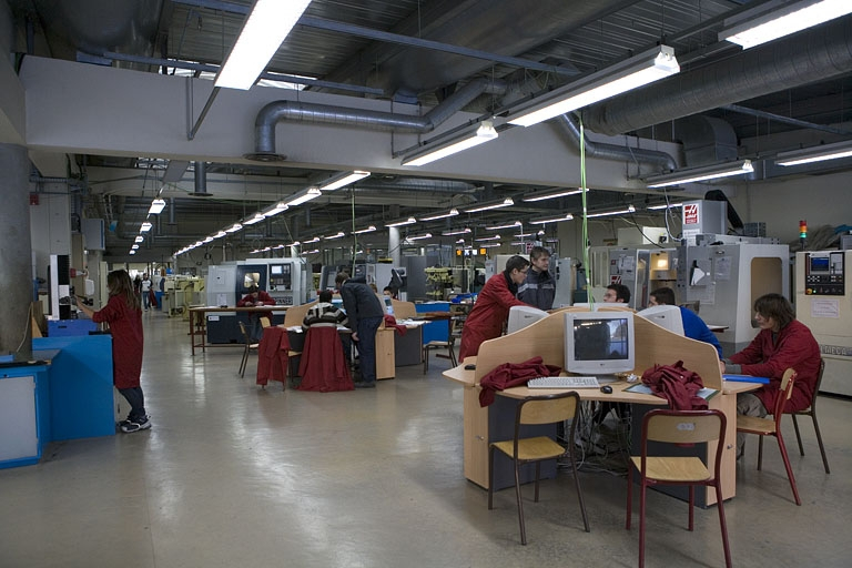Site récent, atelier de microtechnique : intérieur, avec élèves. © Yves Sancey / Région Bourgogne-Franche-Comté, Inventaire du patrimoine - 2007 Site récent, atelier de microtechnique : intérieur, avec élèves. © Yves Sancey / Région Bourgogne-Franche-Comté, Inventaire du patrimoine - 2007