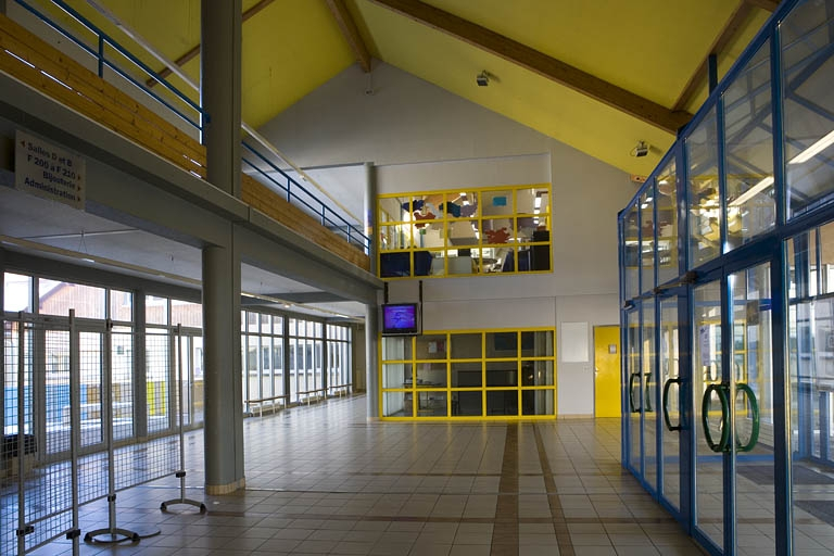 Site récent : entrée des élèves (à la jonction du bâtiment de l'administration et de celui des salles de physique-chimie). © Yves Sancey / Région Bourgogne-Franche-Comté, Inventaire du patrimoine - 2007 Site récent : entrée des élèves (à la jonction du bâtiment de l'administration et de celui des salles de physique-chimie). © Yves Sancey / Région Bourgogne-Franche-Comté, Inventaire du patrimoine - 2007