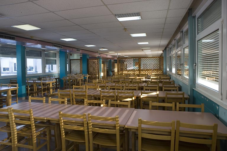 Site ancien, cantine : salle de restauration. © Yves Sancey / Région Bourgogne-Franche-Comté, Inventaire du patrimoine - 2007 Site ancien, cantine : salle de restauration. © Yves Sancey / Région Bourgogne-Franche-Comté, Inventaire du patrimoine - 2007