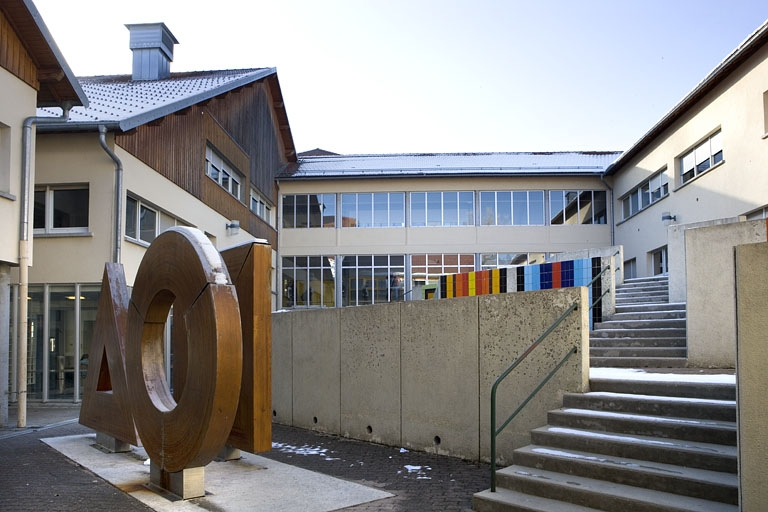 Site récent : cour intérieure avec l'oeuvre de Comby, en avant de l'entrée des élèves. © Yves Sancey / Région Bourgogne-Franche-Comté, Inventaire du patrimoine - 2007 Site récent : cour intérieure avec l'oeuvre de Comby, en avant de l'entrée des élèves. © Yves Sancey / Région Bourgogne-Franche-Comté, Inventaire du patrimoine - 2007