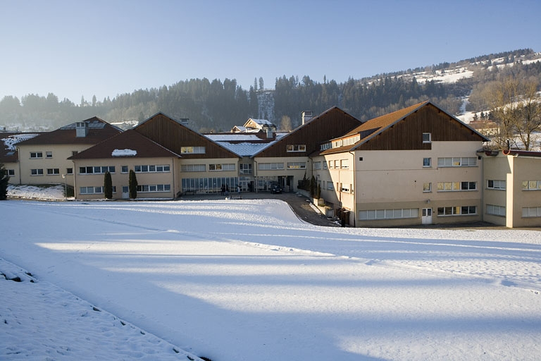 Site récent : bâtiments de l'administration (à gauche) et du pôle bijouterie (au centre et à droite), depuis l'est. © Yves Sancey / Région Bourgogne-Franche-Comté, Inventaire du patrimoine - 2007 Site récent : bâtiments de l'administration (à gauche) et du pôle bijouterie (au centre et à droite), depuis l'est. © Yves Sancey / Région Bourgogne-Franche-Comté, Inventaire du patrimoine - 2007