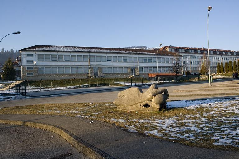 Vue d'ensemble. À l'origine, la statue devait se trouver vers la haie de cyprès, à droite. © Yves Sancey / Région Bourgogne-Franche-Comté, Inventaire du patrimoine - 2007