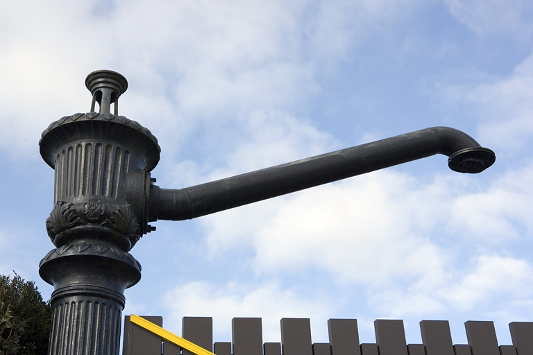 Partie supérieure de la pompe gauche : vase et bras. © Yves Sancey / Région Bourgogne-Franche-Comté, Inventaire du patrimoine - 2007