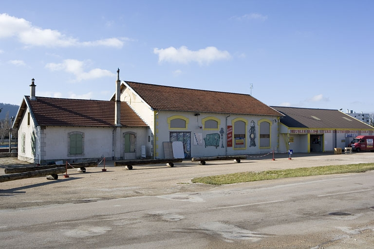 Remise ferroviaire et bureau (actuellement magasin de commerce), vus depuis l'est. © Yves Sancey / Région Bourgogne-Franche-Comté, Inventaire du patrimoine - 2007