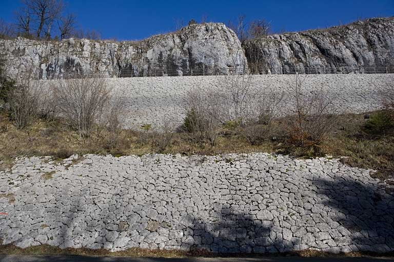 Murs de soutènement (commune de Champagnole), à droite de la voie avant le viaduc de Syam, vus de face. Mur situé entre les PK 017.000 et 018.000, en contre-haut de la R.D. 127. © Yves Sancey / Région Bourgogne-Franche-Comté, Inventaire du patrimoine - 2007 Murs de soutènement (commune de Champagnole), à droite de la voie avant le viaduc de Syam, vus de face. Mur situé entre les PK 017.000 et 018.000, en contre-haut de la R.D. 127. © Yves Sancey / Région Bourgogne-Franche-Comté, Inventaire du patrimoine - 2007