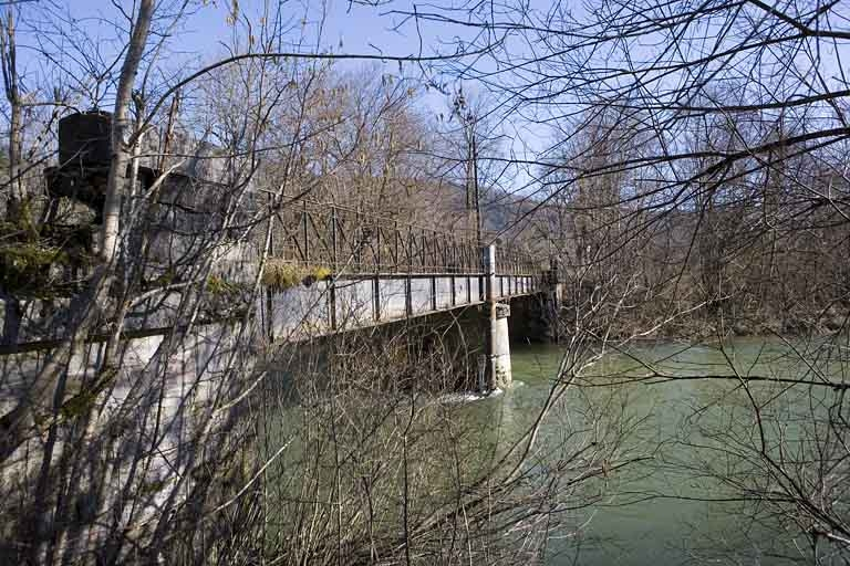Vue en enfilade, depuis la rive gauche en amont. © Yves Sancey / Région Bourgogne-Franche-Comté, Inventaire du patrimoine - 2007