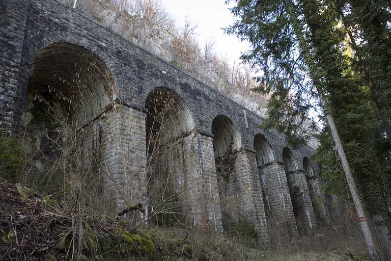 Deuxième mur à arcades : vue de trois quarts droite. © Yves Sancey / Région Bourgogne-Franche-Comté, Inventaire du patrimoine - 2007 Deuxième mur à arcades : vue de trois quarts droite. © Yves Sancey / Région Bourgogne-Franche-Comté, Inventaire du patrimoine - 2007
