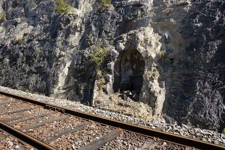 Premier abri (à gauche de la voie). © Yves Sancey / Région Bourgogne-Franche-Comté, Inventaire du patrimoine - 2007