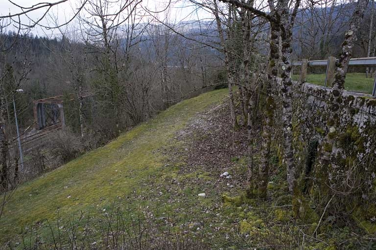 Réservoir (à droite) et son chemin d'accès. © Yves Sancey / Région Bourgogne-Franche-Comté, Inventaire du patrimoine - 2007