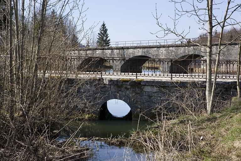 Pont sur le Pontet : vue d'ensemble rapprochée, depuis le nord-est. © Yves Sancey / Région Bourgogne-Franche-Comté, Inventaire du patrimoine - 2007