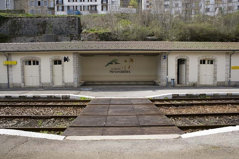 Abri-lampisterie : façade antérieure et peinture murale. © Yves Sancey / Région Bourgogne-Franche-Comté, Inventaire du patrimoine - 2007