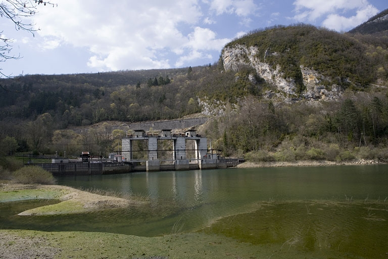 La voie et la vallée de la Bienne au barrage d'Etables (Saint-Claude). Vers le PK 077.100. © Yves Sancey / Région Bourgogne-Franche-Comté, Inventaire du patrimoine - 2007 La voie et la vallée de la Bienne au barrage d'Etables (Saint-Claude). Vers le PK 077.100. © Yves Sancey / Région Bourgogne-Franche-Comté, Inventaire du patrimoine - 2007