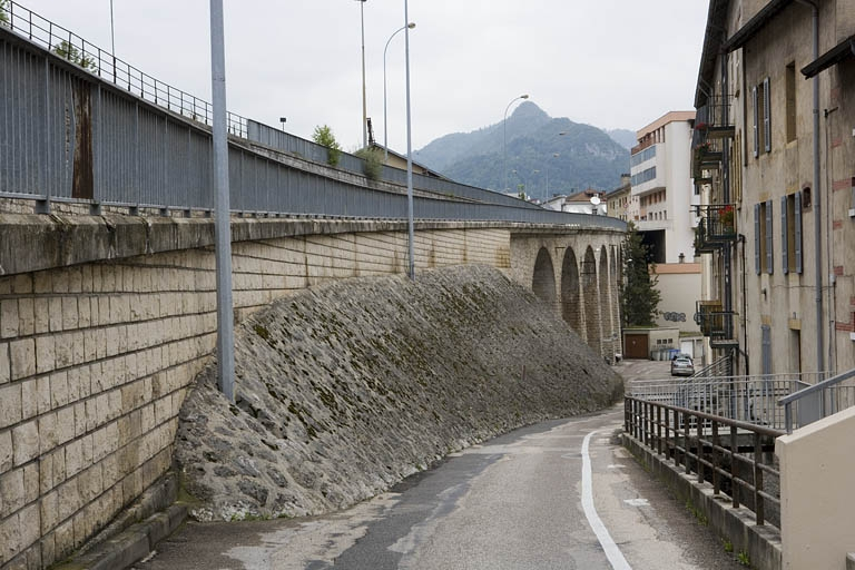Vue d'ensemble depuis le sud, avec le perré au premier plan. © Yves Sancey / Région Bourgogne-Franche-Comté, Inventaire du patrimoine - 2007
