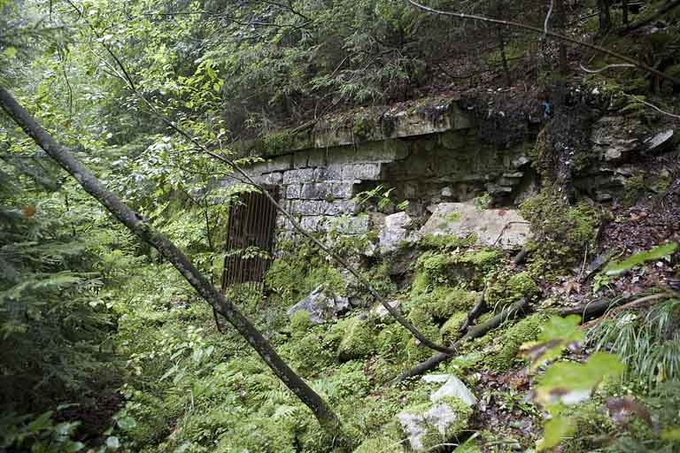 Chambres de mine centrale : entrée de la galerie. © Yves Sancey / Région Bourgogne-Franche-Comté, Inventaire du patrimoine - 2007