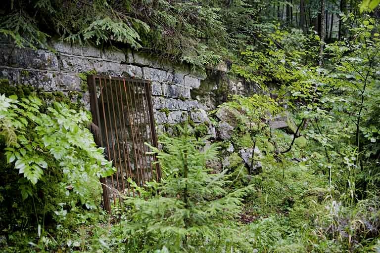 Chambres de mine : vue d'ensemble de l'entrée des galeries centrale et sud-ouest. © Yves Sancey / Région Bourgogne-Franche-Comté, Inventaire du patrimoine - 2007
