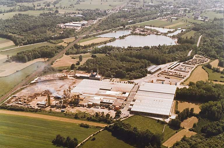 Usine de panneaux de particules de bois, dite Cie française du Panneau. Vue aérienne depuis le nord-est. © Jérôme  Mongreville (reproduction) / Région Bourgogne-Franche-Comté, Inventaire du patrimoine - 2007