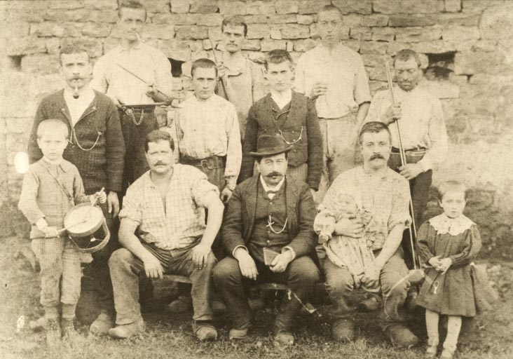 Groupe d'ouvriers. © Jérôme  Mongreville (reproduction) / Région Bourgogne-Franche-Comté, Inventaire du patrimoine - 2007 Groupe d'ouvriers. © Jérôme  Mongreville (reproduction) / Région Bourgogne-Franche-Comté, Inventaire du patrimoine - 2007