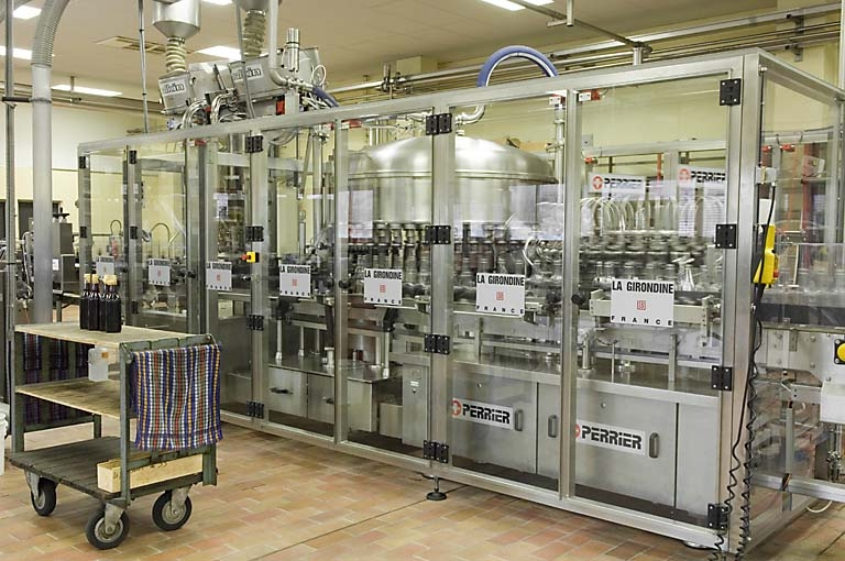 Salle d'embouteillage. Module de nettoyage et de remplissage des bouteilles. © Jérôme Mongreville / Région Bourgogne-Franche-Comté, Inventaire du patrimoine - 2007
