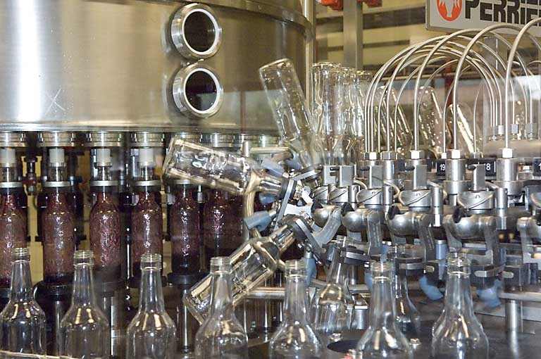 Salle d'embouteillage. Détail de la chaîne. © Jérôme Mongreville / Région Bourgogne-Franche-Comté, Inventaire du patrimoine - 2007