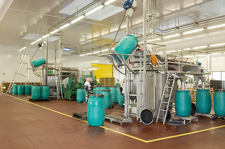 Atelier de calibrage des griottes (salle blanche). Déchargement des tonneaux. © Jérôme Mongreville / Région Bourgogne-Franche-Comté, Inventaire du patrimoine - 2007