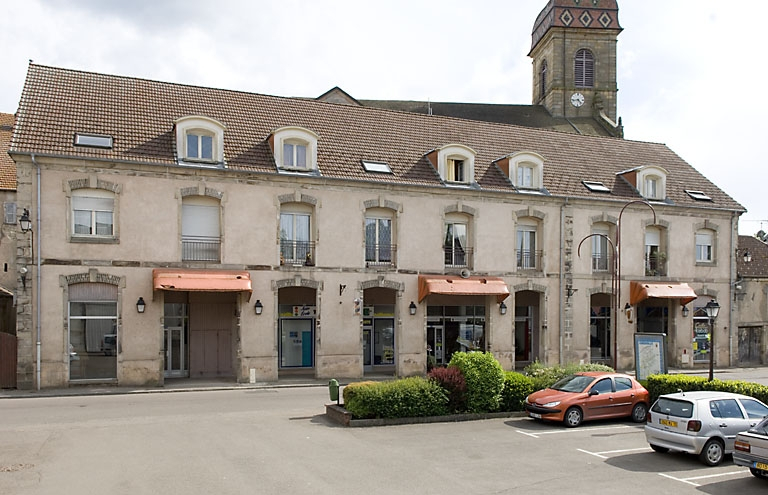 Ancien magasin, tonnellerie et ferblanterie. © Jérôme Mongreville / Région Bourgogne-Franche-Comté, Inventaire du patrimoine - 2007 Ancien magasin, tonnellerie et ferblanterie. © Jérôme Mongreville / Région Bourgogne-Franche-Comté, Inventaire du patrimoine - 2007