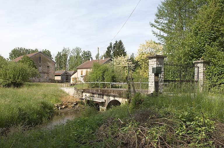 Vue d'ensemble depuis l'est. © Jérôme Mongreville / Région Bourgogne-Franche-Comté, Inventaire du patrimoine - 2007