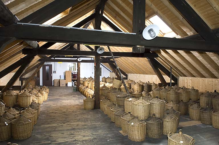 Chai à l'étage de l'atelier de conditionnement (vieillissement des eaux-de-vie en bonbonnes). © Jérôme Mongreville / Région Bourgogne-Franche-Comté, Inventaire du patrimoine - 2007