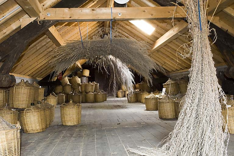 Chai à l'étage de la cuverie (vieillissement des eaux-de-vie en bonbonnes). © Jérôme Mongreville / Région Bourgogne-Franche-Comté, Inventaire du patrimoine - 2007