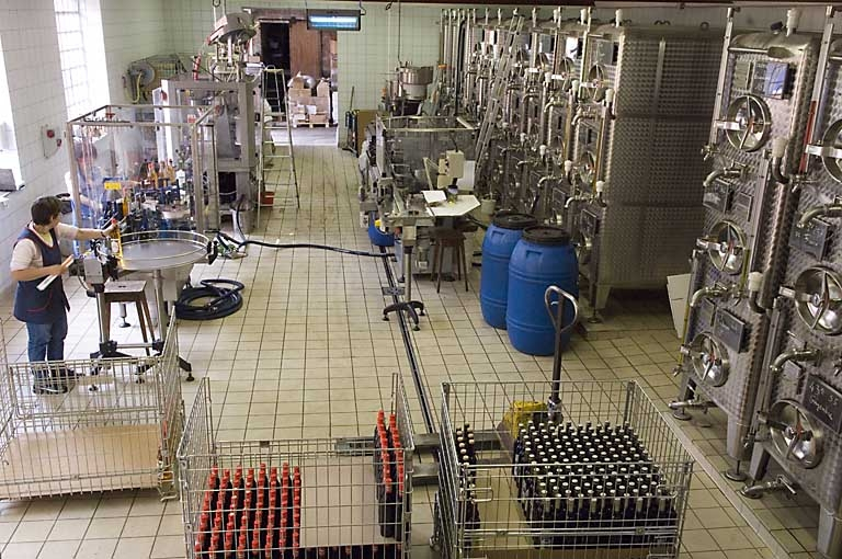 Chai et atelier d'embouteillage. © Jérôme Mongreville / Région Bourgogne-Franche-Comté, Inventaire du patrimoine - 2007