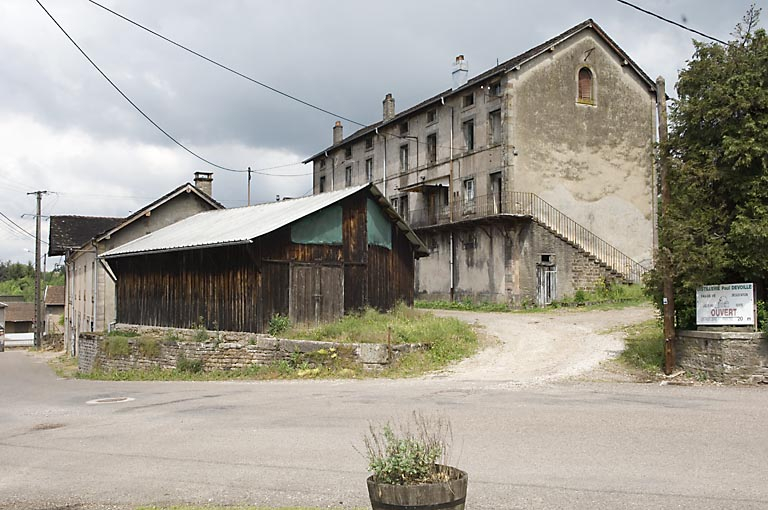 Menuiserie et logement ouvrier vus de trois quarts. © Jérôme Mongreville / Région Bourgogne-Franche-Comté, Inventaire du patrimoine - 2007