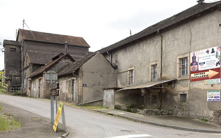 Façades sur la rue des Moines Hauts. Vue depuis le nord. © Jérôme Mongreville / Région Bourgogne-Franche-Comté, Inventaire du patrimoine - 2007