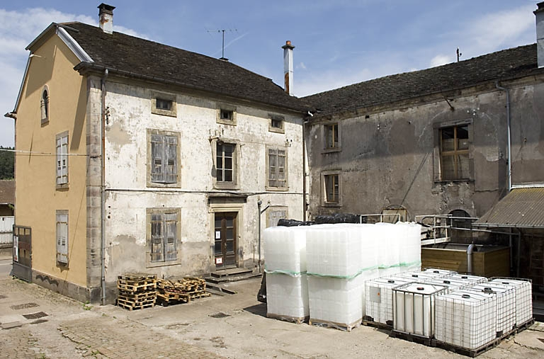 Angle nord-est de la cour. © Jérôme Mongreville / Région Bourgogne-Franche-Comté, Inventaire du patrimoine - 2007
